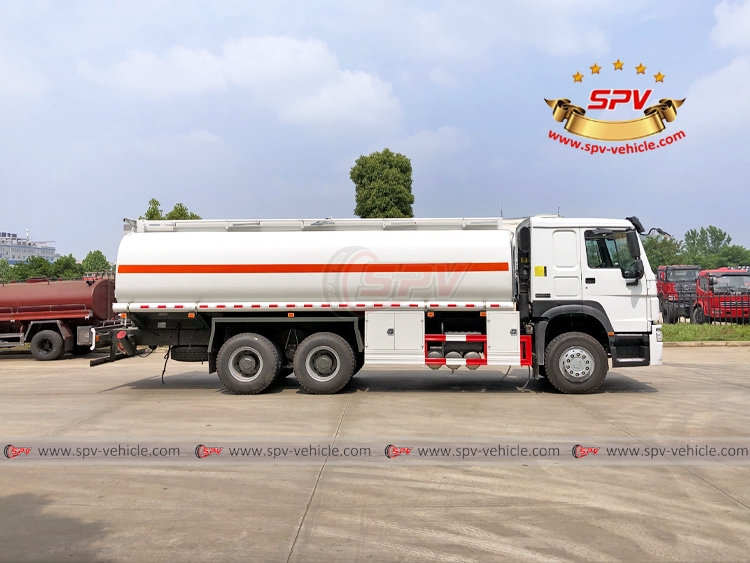 24,000 Litres Oil Tank Truck Sinotruck - RS